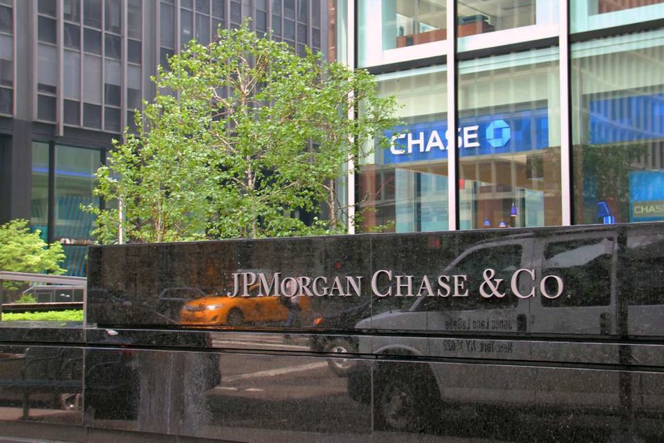 JP Morgan Chase & Co. liegt mit 2622,5 Mrd. Dollar auf Platz sechs der größten Banken weltweit. Das macht das Unternehmen zum größten Kreditinstitut außerhalb Asiens.