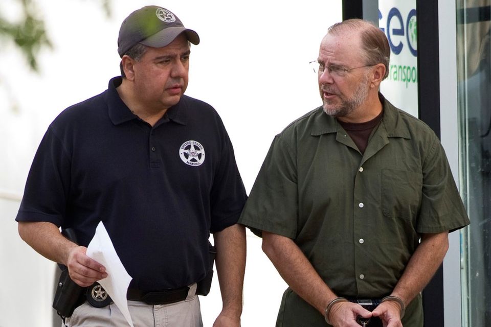 Der frühere Enron-CEO Jeffrey Skilling verbüßte eine langjährige Haftstrafe. Das Foto zeigt ihn (r.) 2013 im Gespräch mit einem US-Marshal
