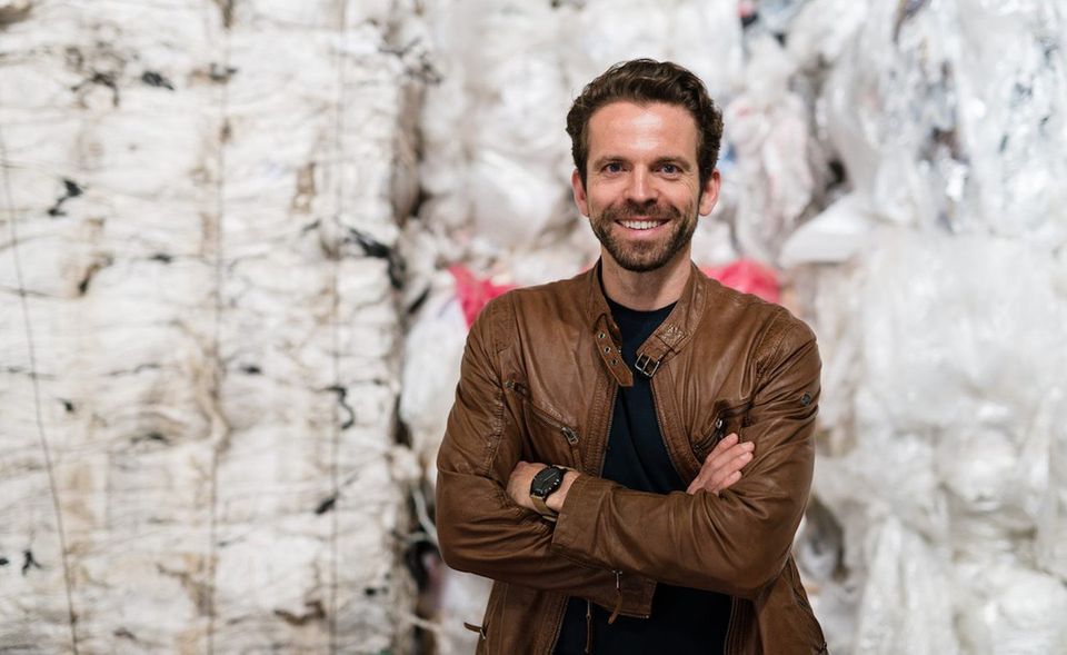 Eines der Hauptproblem beim Recycling von Kunstoffen lautet: Es ist nicht klar, was drin ist. Die meisten Wegwerfprodukte bestehen aus verschiedenen Materialien und erschweren damit ein sortenreines Recycling. Software-Dienstleister Cirplus will das ändern und eine eigene Kreislaufwirtschaft schaffen. Dazu will das Start-Up um Gründer Christian Schiller (s. Bild) die Kunstoff- und die Entsorgungsbranche mittels digitalem Marktplatz für recycelte Kunststoffe vernetzen. Gemeinsam mit Experten der Kunststoffverarbeitung will das Start-up eine globale B2B-Plattform aufbauen. Damit soll die gesamte Kette der Verarbeitung und des Recyclings von Kunststoffen nachvollziehbarer werden.