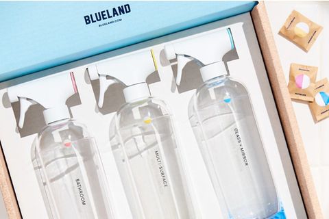 Einsparungen von Verpackungsmüll sind oftmals nur durch eine Einsparung an den entsprechenden Produkten möglich. Das Start-up Blueland hat das erkannt und deshalb seine „Forever Bottle“ entwickelt. Drei Acrylflaschen mit Brausetabletten, so groß wie eine Münze, sollen die zahlreichen Reinungsmittel in etlichen Kunststoffflaschen ersetzen. Die Flasche kann beliebig oft nachgefüllt werden. Alles, was es dazu braucht, sind Wasser und eine der Brausetabletten. Letztere ersetzen herkömmliche chemische Flüssigkeiten und schaumartige Konsistenzen. Die Brausetabletten lässt sich für zwei Dollar nachbestellen und verbraucht somit keine Plastikverpackungen.