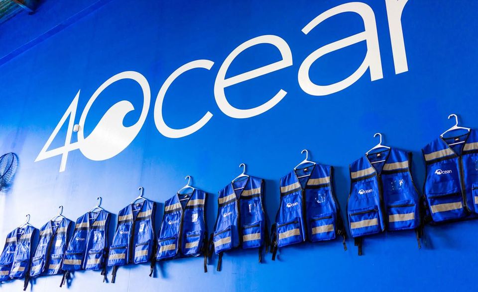 Am besten für Umwelt und Ressourcen ist es, Verpackungsmüll gleich zu vermeiden. Aber was tun, wenn der Müll bereits im Meer schwimmt? Und wohin damit, wenn er einmal eingesammelt ist? Hier kommt das recycelte Armband von 4ocean ins Spiel. Der Müll wird dabei von dem Start-up und seinen Mitgliedern von den Stränden und den Wasseroberflächen eingesammelt, recycelt und zu Armbändern verarbeitet. Die Schnur des Armbands besteht aus recycelten Plastikflaschen und die Perlen aus recyceltem Glas. Insgesamt entspricht ein Armband dabei einem Pfund Müll. Diese Armbänder verkauft 4ocean wiederum in einem eigenen Onlineshop, um so die Säuberungsaktionen finanzieren und ausbauen zu können.