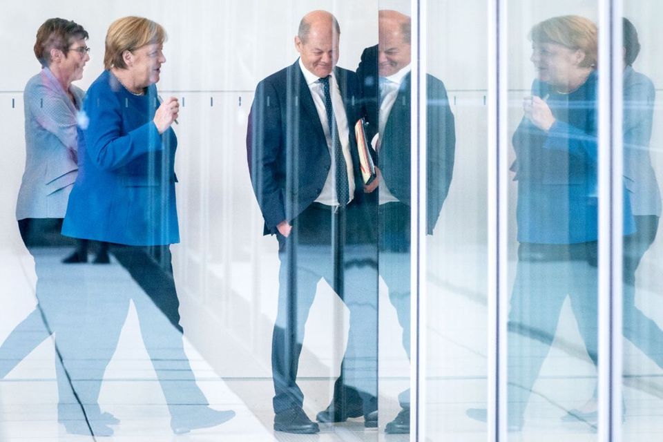 In der Corona-Krise machen Kanzlerin Angela Merkel und Finanzminister Olaf Scholz Rekordschulden, um die Wirtschaft zu stützen