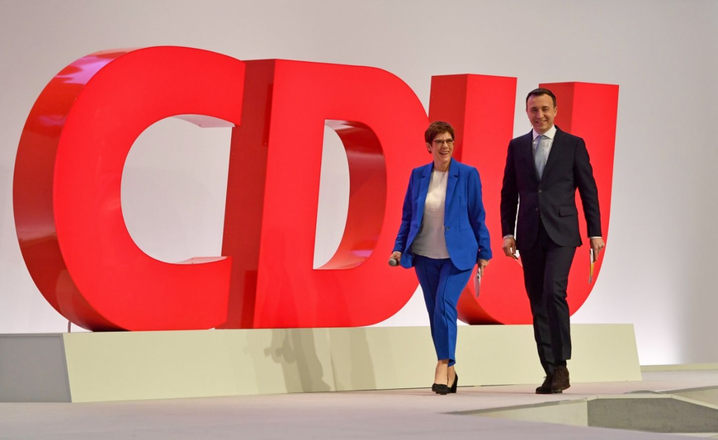 Die CDU-Vorsitzende Annegret Kramp-Karrenbauer und Generalsekretär Paul Ziemiak auf dem Parteitag in Leipzig