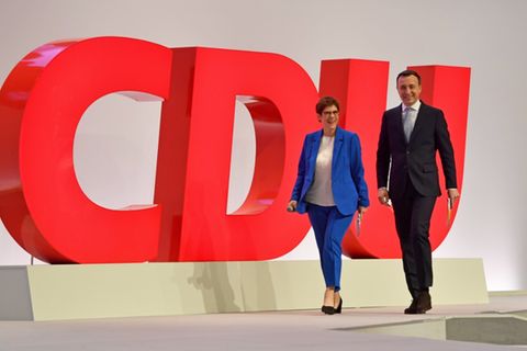 Die CDU-Vorsitzende Annegret Kramp-Karrenbauer und Generalsekretär Paul Ziemiak auf dem Parteitag in Leipzig