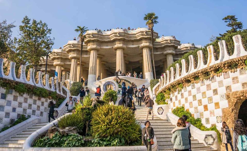 Rund neun Millionen Hotelgäste kamen laut dem Tourismusbericht der Stadt in 2017 nach Barcelona. Einwohner hat die Stadt dagegen gerade einmal 1,6 Millionen. Das macht sich schon jetzt an überfüllten Straßen und Verkehrsmitteln bemerkbar. Die zunehmende Beliebtheit von Privatvermietungen wie Airbnb treibt zusätzlich die Wohnungspreise nach oben. Und auch für die Umwelt werden die Besucherströme und der damit verbundene Müll zur Belastung.
