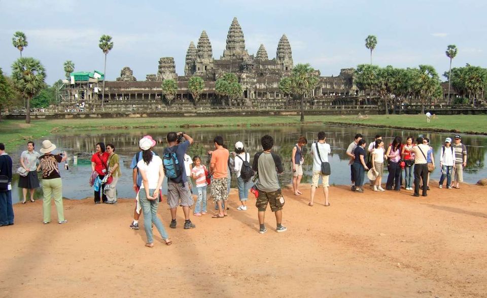 Die Region Angkor in Kambodscha wird auch bei Touristen immer beliebter. In 2018 kamen rund 2,6 Millionen Besucher in die Region, die vor allem für ihre historischen Tempelanlangen – darunter auch das Weltkulturerbe Angkor Wat – bekannt ist. Die Beliebtheit von Angkor hat aber auch ihre Schattenseiten. So zeigt die Infrastruktur einiger Tempel schon jetzt deutliche Abnutzungsspuren. Auf dem Hügel um den Tempel Phnom Bakheng dürfen sich mittlerweile maximal 300 Besucher gleichzeitig aufhalten, aus Sorge um die Gewichtsauslastung. Die zahlreichen Hotelgäste tragen außerdem zur Wasserknappheit in der Region bei.