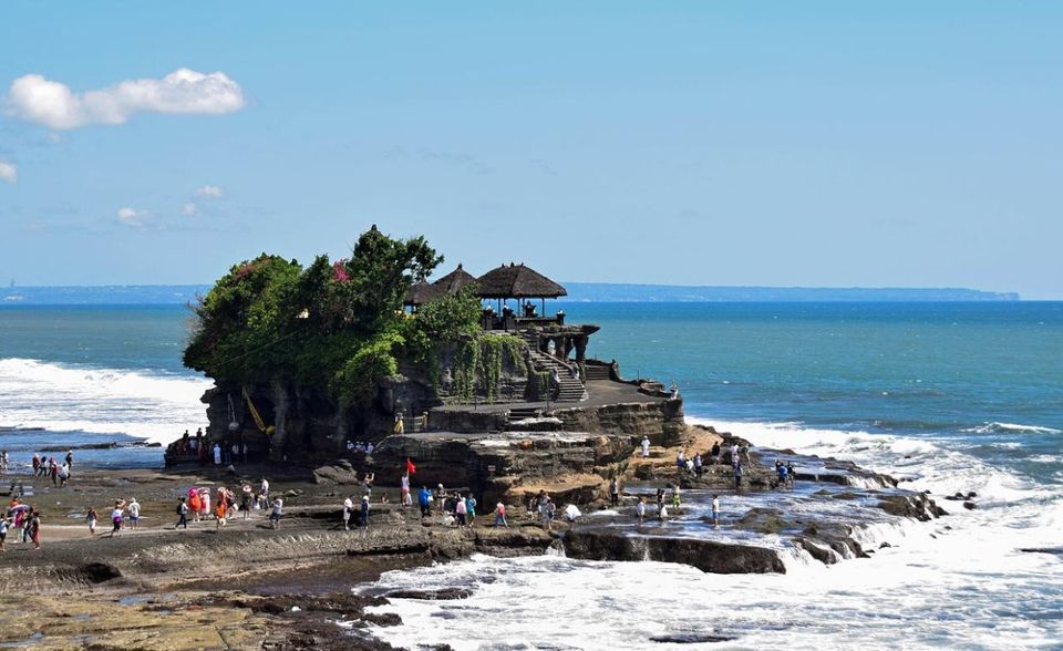 Bali bedeutet für viele Urlauber blaues Wasser und eindrucksvolle Natur. Für die Bewohner der indonesischen Insel gehört dagegen auch der zunehmende Müll zur Realität – der wiederum stammt häufig von den Touristen. Rund 3800 Tonnen Müll fallen täglich auf Bali an, kritisiert Fodor's. 2018 hatte die indonesische Regierung bereits ein Verbot von Einwegplastik auf der Insel verhängt, auch eine Kurtaxe für Touristen ist aktuell im Gespräch. Eine Broschüre für den korrekten Umgang mit religiösen Plätzen auf der Insel ist ebenfalls in Arbeit.