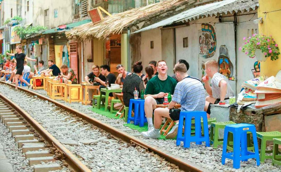 Er gilt als der Selfie-Spot in Hanoi: Die sogenannte „Train Street“. Die Gleise, die durch das Old Quarter der vietnamesischen Hauptstadt gehen, sind ein beliebtes Fotomotiv. Unter #hanoitrainstreet finden sich auf Instagram Tausende Selfies und Bilder. Rund um die Strecke sind in der Vergangenheit daher auch Cafés und Stände entstanden. Mittlerweile ist die Strecke aber für Besucher gesperrt – aus Sicherheitsgründen. Denn Anfang Oktober musste ein Zugführer die Notbremse ziehen, um nicht mit Touristen zusammenzustoßen. Seitdem dürfen nur noch Anwohner die „Train Street“ betreten.