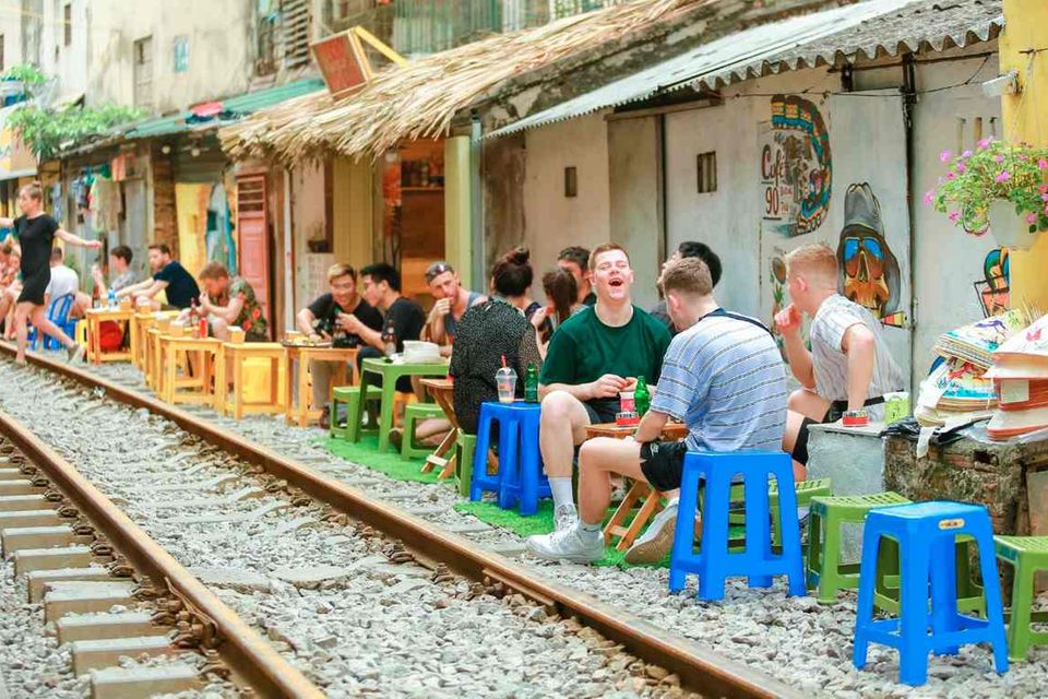 Er gilt als der Selfie-Spot in Hanoi: Die sogenannte „Train Street“. Die Gleise, die durch das Old Quarter der vietnamesischen Hauptstadt gehen, sind ein beliebtes Fotomotiv. Unter #hanoitrainstreet finden sich auf Instagram Tausende Selfies und Bilder. Rund um die Strecke sind in der Vergangenheit daher auch Cafés und Stände entstanden. Mittlerweile ist die Strecke aber für Besucher gesperrt – aus Sicherheitsgründen. Denn Anfang Oktober musste ein Zugführer die Notbremse ziehen, um nicht mit Touristen zusammenzustoßen. Seitdem dürfen nur noch Anwohner die „Train Street“ betreten.