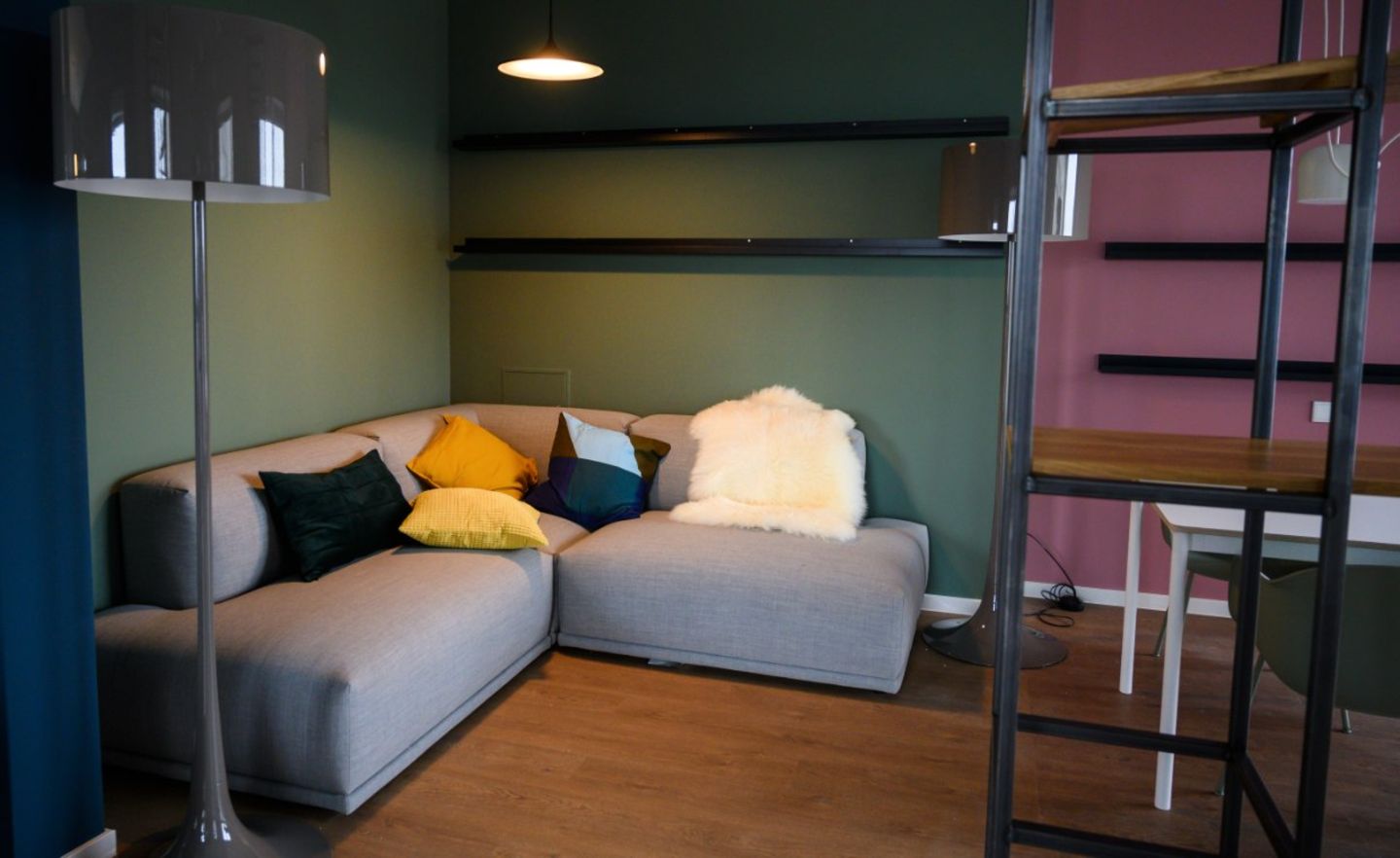 In einem sogenannten Community Raum in einem neugebauten Wohnquartier des WG-Anbieters Medici Living unter der Marke „Quarters“ steht eine Couch in der Ecke.