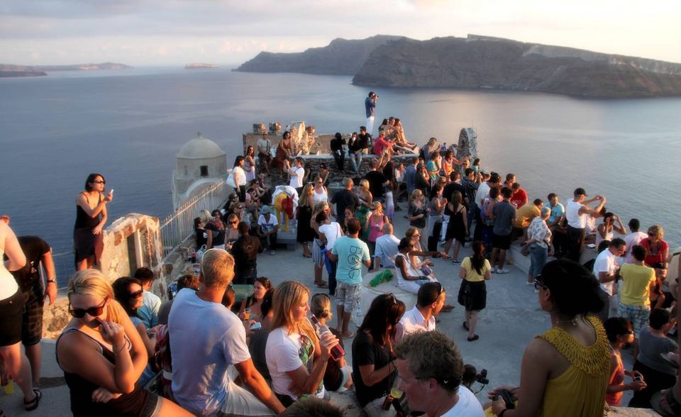 Die griechische Insel Santorin gilt als Perle der Ägäis und zieht jährlich über 1,5 Millionen Besucher an. Grund für die Beliebtheit ist in Zeiten von Instagram und Facebook auch der Sonnenuntergang über den Dächern der Insel. Für die Insel-Bewohner haben die Touristenströme längst spürbare Nachteile. Die Preise für Benzin und Wohnraum steigen, Wasser- und Stromverbrauch haben immens zugenommen und auch Touristen können kaum noch einen Fuß vor den anderen setzen ohne in ihre Mitreisenden hineinzulaufen. Fodor’s hat Santorin deshalb schon seit 2018 auf der No-Go-Liste.