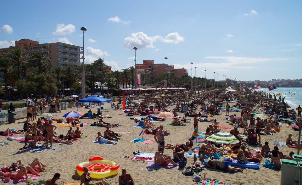 Mallorca zählt zu den Lieblingsinseln der Deutschen. 2018 verbrachten rund 16,6 Millionen hier ihre Ferien. Zwar rechnete der Flughafen in Palma de Mallorca im vergangenen Sommer mit etwa drei Prozent weniger Urlaubern, zwischen Januar und April kamen aber zehn Prozent mehr ausländische Touristen auf die Balearen-Insel. Für Fodor’s gilt Mallorca deshalb weiterhin als Touristen-Hochburg, die man besser nicht besucht.