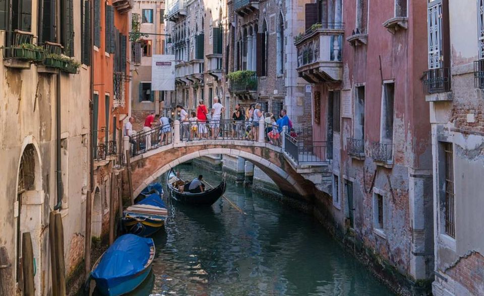 Wer an Venedig denkt, muss fast unweigerlich auch an die riesigen Kreuzfahrtschiffe denken, die dort täglich vor Anker gehen. In der italienischen Stadt sehen sich die 53.800 Einwohner einer Flut von Touristen gegenüber. Pro Tag kommen schätzungsweise 77.000 Besucher in die Lagunenstadt. Im Sommer erwägte Venedigs Bürgermeister daher bereits, die Stadt von der Unesco auf die Rote Liste des gefährdeten Welterbes setzen zu lassen. Vor drei Jahren hatte die Organisation damit angesichts des Massentourismus schon einmal gedroht. Auch Fodor’s sieht für Venedig-Urlauber rot – und das zum dritten Jahr in Folge.