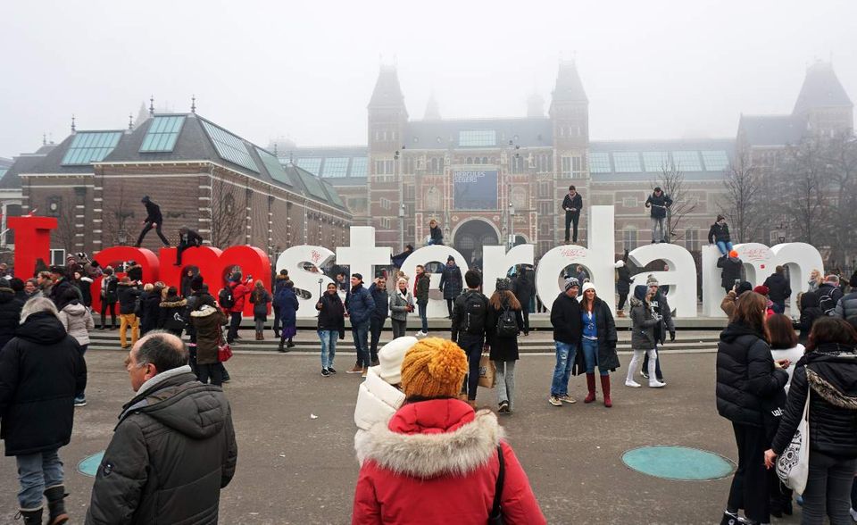 Rund 20 Millionen Touristen kamen 2018 nach Amsterdam. Neben klingelnder Hotelkassen bedeutet die Vielzahl an Urlaubern aber auch Lärm und Müll. Die Grachtenstadt hat darauf bereits mit Schildern und Aufrufen für ein rücksichtsvolles Verhalten reagiert. Gegen Vermüllung und Alkoholgenuss auf der Straße werden Strafen erhoben. Und auch Abgaben sollen die Touristenflut drosseln. Neben der gültigen Touristenabgabe, gibt es ab 2020 eine Bettensteuer von 3 Euro pro Gast pro Nacht.