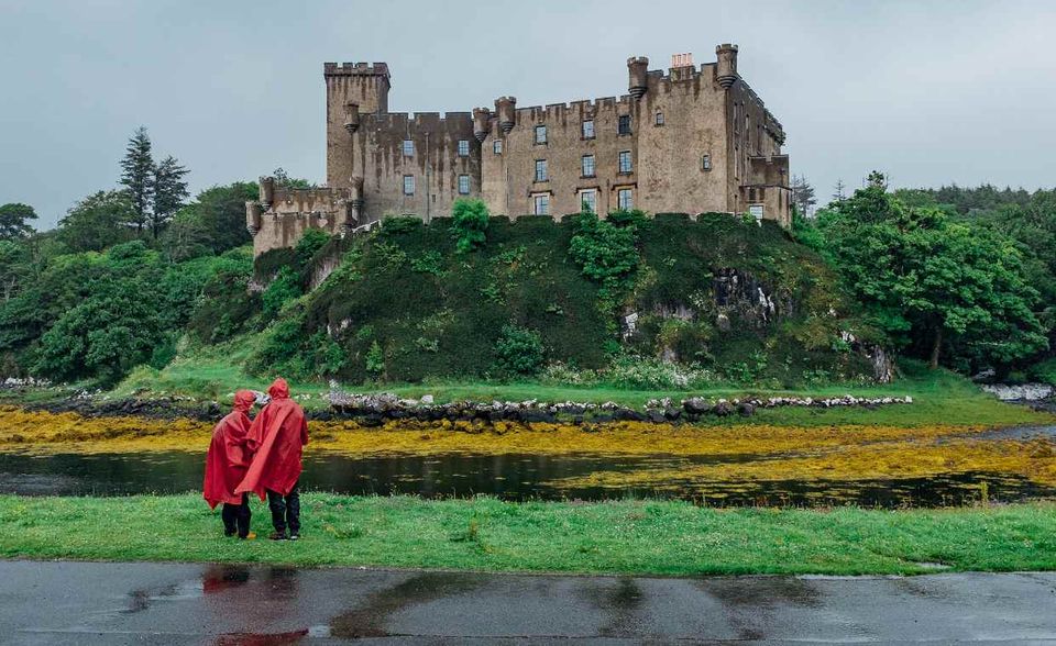 Imposante Schlösser und malerische Landschaften mit Klippen, die weit ins Meer ragen zeichnen die schottische Isle of Skye aus. Kein Wunder, dass vor allem Instagramnutzer hier für ihre Urlaubsbilder vorbeischauen. Auch lokale Busunternehmen machten sich das Interesse an der Insel schon zunutze – und verstopften mit ihren Fahrzeugen die Straße. Mittlerweile herrscht ein Busverbot, um den Verkehr auf der Insel nicht zu strapazieren.