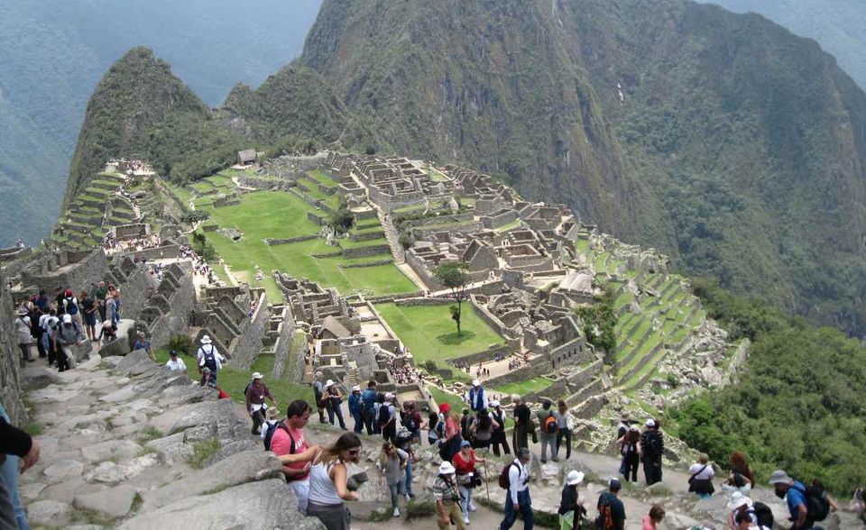 Zu einem Urlaub in Peru, gehört auch der Besuch des Machu Picchu fest dazu. Und so machen sich jährlich 1,5 Millionen Besucher auf in die Inkastadt. Zwar profitiert die Region stark vom Tourismus rund um die berühmte Sehenswürdigkeit, allerdings sind durch die enormen Besucherströme auch Schäden nicht mehr auszuschließen, warnen Experten der Unesco schon seit Jahren. Die peruanischen Behörden haben den Zugang für drei der wichtigen Sehenswürdigkeiten innerhalb von Machu Picchu bereits eingeschränkt: Der Sonnentempel, der Tempel des Kondors und der Intihuatana-Stein sind nur stundenweise zugänglich.