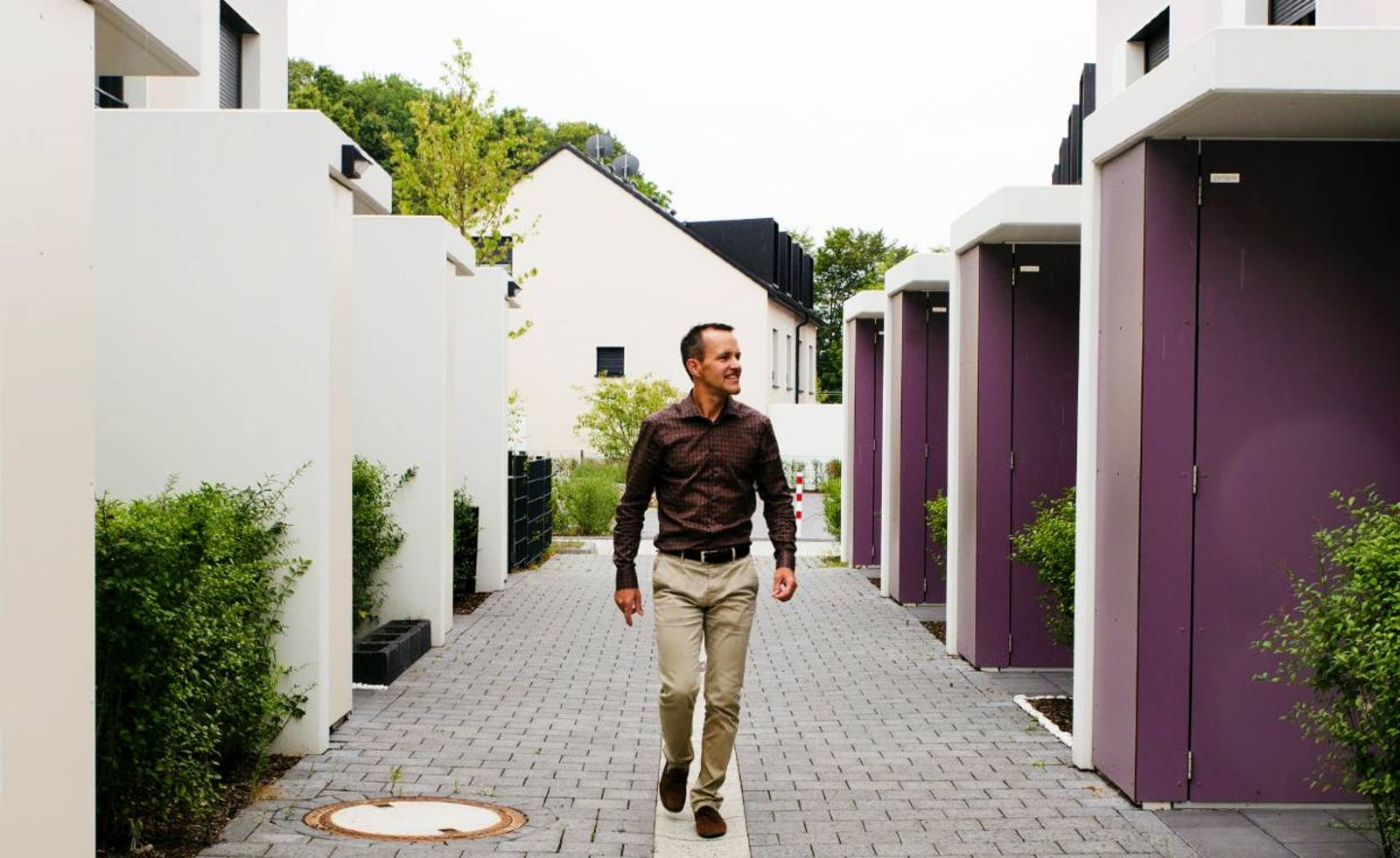 Daniel Arnold, 44, Gründer der Deutschen Reihenhaus AG, spaziert durch einen seiner Wohnparks in Köln