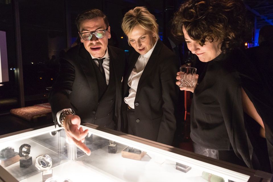 Gäste bestaunen die Vitrine mit einer Auswahl der Gewinner