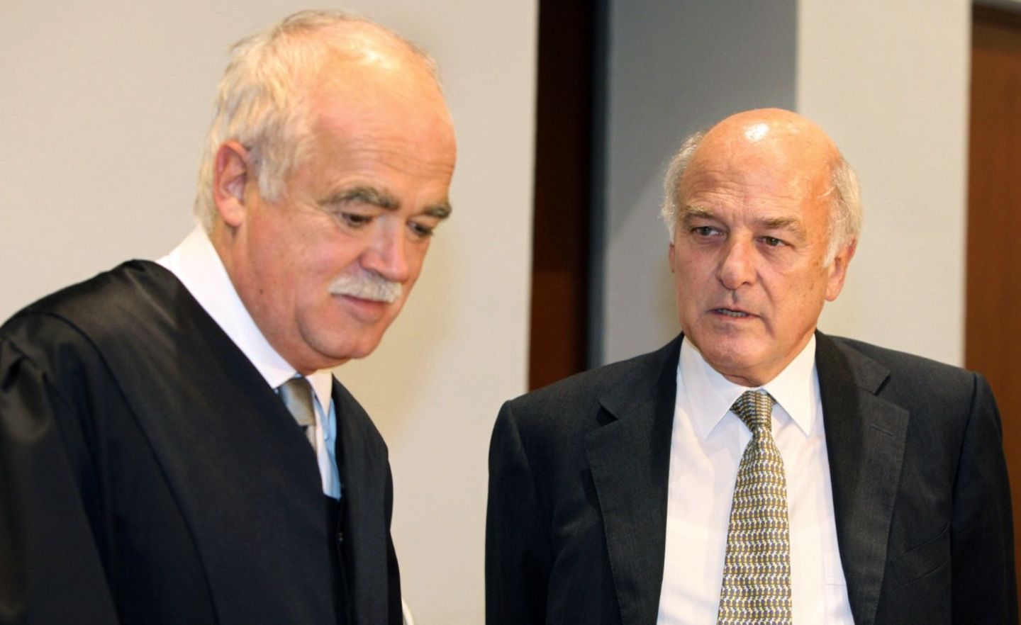 Verteidiger Peter Gauweiler (links) und der früheren Bankier Karl Gerhard Schmidt unterhalten sich vor dem Prozess vor dem Landgericht Hof. Schmidt musste sich 2006 wegen Betrugs in 232 Fällen und einem Fall der Untreue verantworten