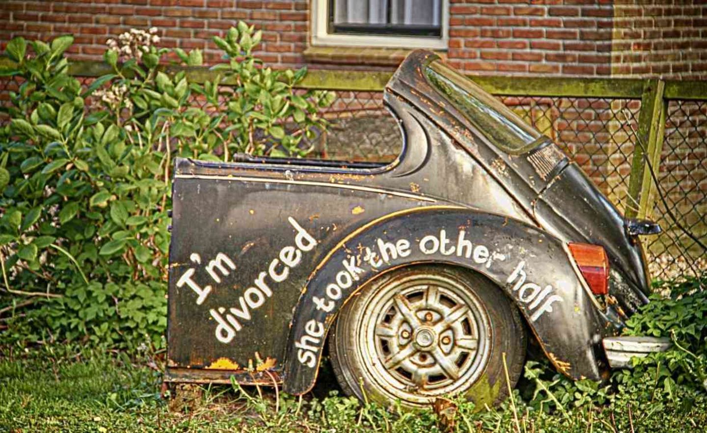 "Ich bin geschieden. Ihr gehört die andere Hälfte", steht auf der Heckpartie eines VW-Käfers