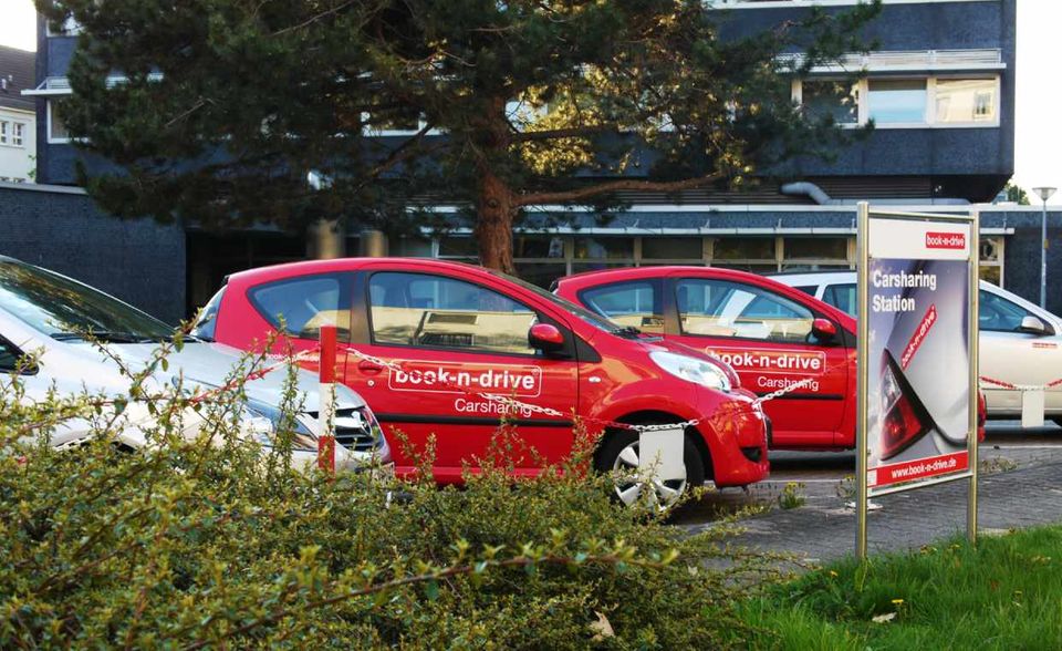 Carsharing ist häufig eine lokale Angelegenheit. Book-n-Drive etwa konzentriert sich auf das Rhein-Main-Gebiet und ist dennoch bundesweit der viertgrößte Carsharing-Anbieter. Er bietet nach eigenen Angaben den mehr als 52.000 Kunden über 1050 Fahrzeuge, darunter immer mehr E-Autos. „Book-n-Drive Carsharing wurde im Jahr 2000 mit dem Vorhaben gegründet, die Anzahl an Fahrzeuge zu reduzieren und die Lebensqualität aller zu verbessern. Im Schnitt ersetzt ein Book-n-Drive-Fahrzeug bis zu 20 Pkw“, teilt das Unternehmen mit. „Im Rhein-Main-Gebiet sind wir der einzige Anbieter, der auf die innovative Wasserstofftechnologie setzt.“
