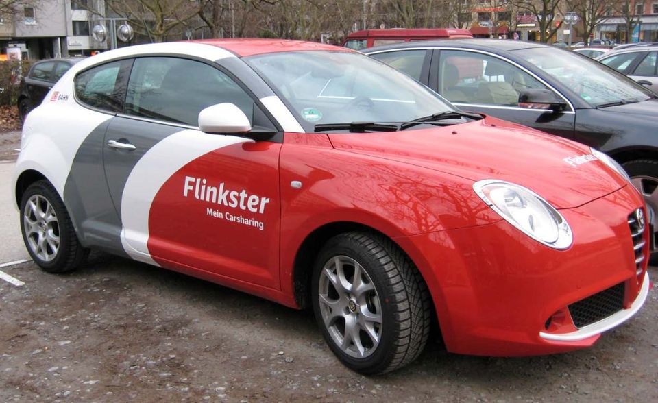 Der Bundesverband Carsharing führt Flinkster der Deutschen Bahn auf Platz fünf der größten Anbieter 2019. Die Rangliste richtet sich nach der Flottengröße, der Verband veröffentlicht jedoch keine Zahlen. Die DB spricht auf der Flinkster-Seite von über 4500 Autos an 2500 Stationen in mehr als 400 deutschen Städten. Allerdings müsste die DB-eigene Flotte maximal um die 1000 Fahrzeuge liegen, um die Platzierung durch den Bundesverband zu erklären. Womöglich rechnet die Bahn bei ihren Angaben auch Pkw ein, die aus dem Partnernetzwerk anderer Carsharing-Anbieter stammen. Eine Anfrage an die Pressestelle blieb zunächst ohne Antwort.