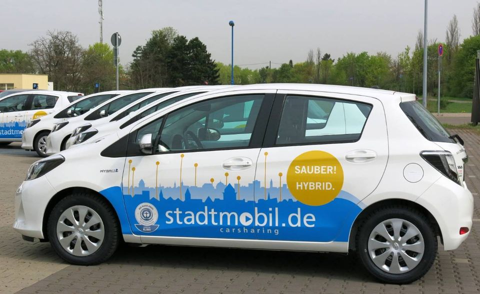 Mit einem Fuhrpark von rund 2800 Fahrzeugen ist Stadtmobil der größte Anbieter beim stationsbasierten Carsharing in Deutschland. Das Unternehmen ist nach eigenen Angaben in über 180 Städten vertreten. Es wirbt damit, die größte Fahrzeugauswahl zu bieten und der günstigste Anbieter zu sein. Auch Stadtmobil entstand durch den Zusammenschluss regionaler Anbieter. 1999 taten sich Unternehmen aus Karlsruhe, Rhein-Neckar und Stuttgart in der Stadtmobil-Gruppe zusammen. Aber wer führt beim Free-floating Carsharing? Hier ist die Liste gerade übersichtlicher geworden.