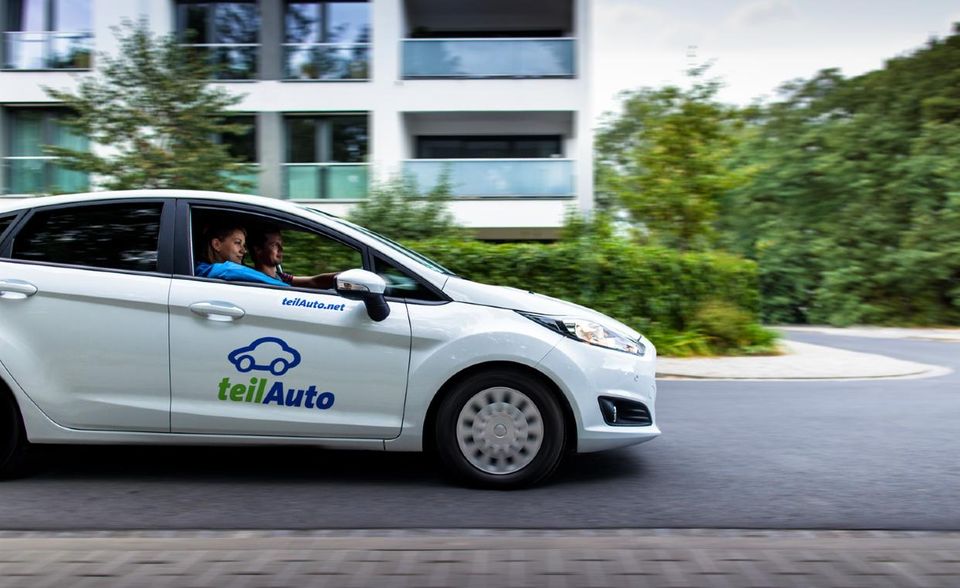 Bei manchen Anbietern hat Carsharing eine jahrzehntelange Tradition. Teil Auto geht laut der Firmenhistorie auf zehn Gleichgesinnten aus Halle (Saale) zurück. Die beschlossen 1992, sich aus ökologischen und wirtschaftlichen Gründen ein Auto zu teilen. Der Wagen wurde per Nachricht auf einem Anrufbeantworter reserviert. Heute ist die Flotte von Teil Auto auf mehr als 1000 Fahrzeuge in 20 Städten (darunter Dresden, Magdeburg und Chemnitz) angewachsen. Sie wird den Angaben zufolge von etwa 38.000 Privat- und Geschäftskunden genutzt. Die Firma hat ihren regionalen Schwerpunkt in Mitteldeutschland und erwirtschaftete 2018 einen Jahresumsatz von rund 12 Mio. Euro.
