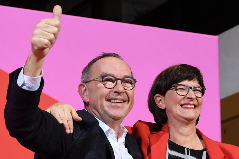 Ex-NRW-Finanzminister Norbert Walter-Borjans und die baden-württembergische Bundestagsabgeordnete Saskia Esken wurden am Samstag von den SPD-Mitgliedern zur designierten Partei-Spitze gewählt. Am kommenden Wochenende werden sie auf dem Parteitag offiziell gewählt