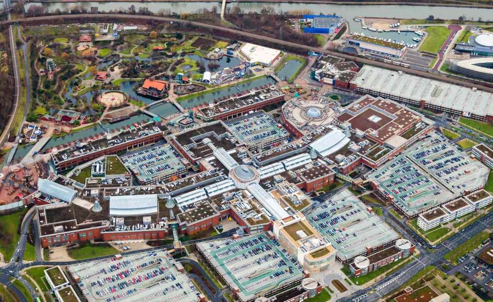 In Oberhausen steht das größte Einkaufszentrum Deutschlands. Das CentrO verfügt laut EHI über eine Mietfläche von 120.000 Quadratmetern. Das EKZ ist eingebunden in einen Komplex mit Mehrzweckhalle, Aquarium, Kino, Theater, Legoland und Freizeithafen.