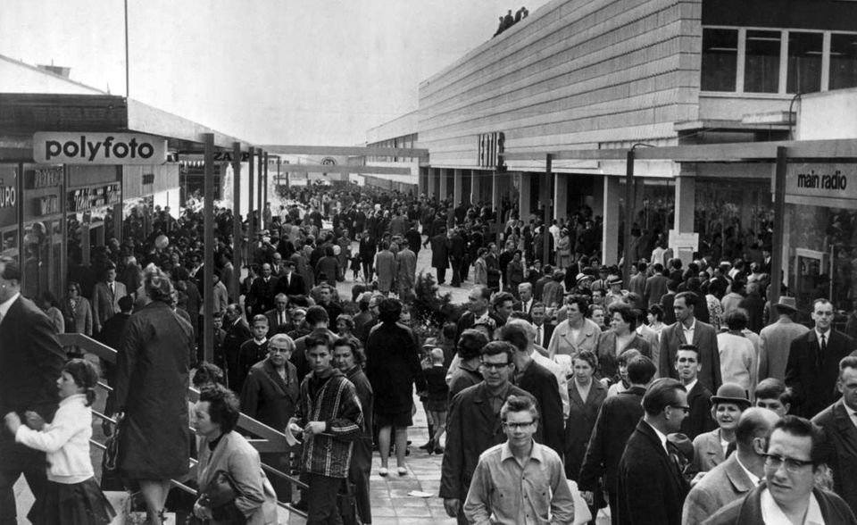 Auch dieser EKZ-Riese liegt in Hessen. Das Main-Taunus-Zentrum in Sulzbach westlich von Frankfurt am Main kommt mit einer Mietfläche von 91.000 Quadratmetern auf Platz fünf. Es wurde am 2. Mai 1964 eröffnet (Foto). Damit ist der Komplex an der A66 nicht nur der älteste Vertreter auf dieser Liste. Das Main-Taunus-Zentrum war laut dem Betreiber Deutschlands erstes Einkaufszentrum überhaupt und das erste Einkaufszentrum Europas „auf der grünen Wiese“.