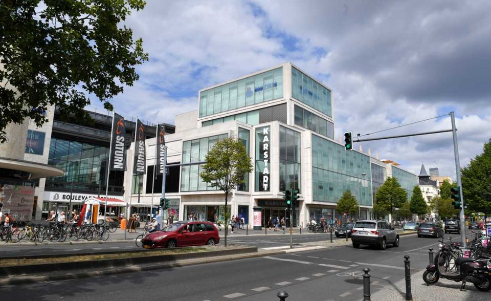 In Berlin ist der Wettbewerb unter den Einkaufszentren besonders groß. Regelmäßig gibt es neue Eröffnungen zu feiern, zuletzt beispielsweise die East Side Mall am S-Bahnhof Warschauer Straße. Gleich drei EKZ aus der Hauptstadt gehören zu den zehn Größten des Landes. Den Anfang macht auf Platz neun der Boulevard Berlin mit einer Mietfläche von 80.000 Quadratmetern. Das Shopping-Center im Stadtteil Steglitz wurde 2012 eröffnet.