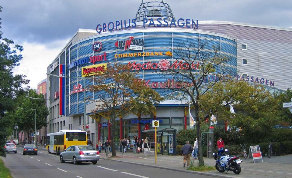 Auf Platz sieben ist das Berliner Trio komplett. Die Gropius Passagen im Bezirk Neukölln verteidigen mit Verkaufs- und Nutzflächen von 85.500 Quadratmetern knapp vor der Mall of Berlin den Status als größtes Einkaufszentrum der Hauptstadt. Das Center wurde abschnittsweise freigegeben und ist seit 1999 komplett eröffnet. Das Foto zeigt das EKZ im jahr 2007.