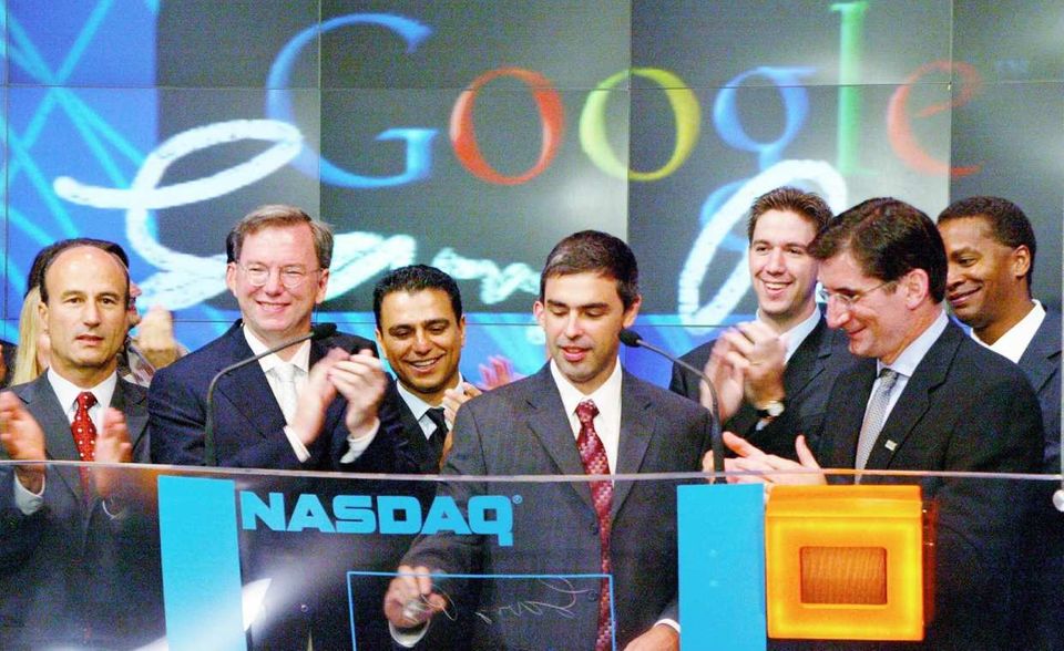 Am 19. August 2004 wagte Google den Börsengang. Die Aktie wurde für 85 Dollar gehandelt und der Konzern nahm 1,67 Milliarden Dollar ein. Das entspricht heute etwa 2,26 Milliarden Dollar. Aktuell liegt der Marktwert von Google bei rund 863,2 Milliarden Dollar. 2006 nahm das Oxford English Dictionary das Verb „google“ auf. Im selben Jahr verkündete Google die Übernahme der Videoplattform YouTube. Davor waren die Dienste Google Images (2001), Google News (2002), Gmail (2004) und Google Maps (2005) gestartet. 2008 brachte Google seinen Chrome-Browser sowie Google Play heraus, 2012 folgte die Cloud-Speicherplatte Drive.