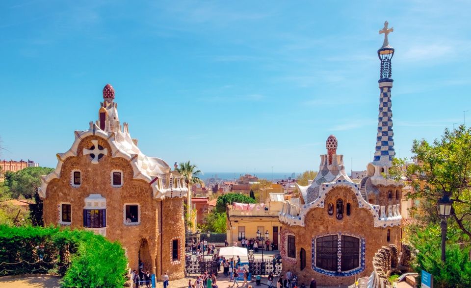#7 Barcelona Schlechtes Wetter? Dieses Problem der Expats in Den Haag kennen ihre Kollegen in Barcelona nur vom Hörensagen. Die spanische Metropole schaffte es weltweit in der Unterkategorie „Freizeit & Wetter“ auf Platz eins. Die meisten Expats (60 Prozent) finden es zudem einfach, in Barcelona Freunde zu finden (45 Prozent weltweit). 77 Prozent fühlen sich dort zu Hause (64 Prozent weltweit). Es könnte alles so schön sein – wären da nicht der Wohnungsmarkt. Mehr als die Hälfte (55 Prozent) findet das Wohnen unerschwinglich (44 Prozent weltweit).