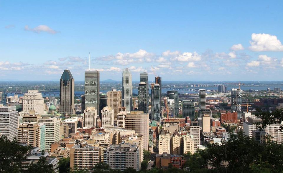 Montréal ist nach Ansicht der befragten Expats die beste Stadt in Nordamerika. Die USA sind erst auf Platz 27 mit Miami vertreten. Montréal punktet unter anderem mit der Work-Life-Balance (Platz drei) und dem Immobilienmarkt. 62 Prozent der Expats halten Wohnraum für erschwinglich (36 Prozent weltweit) und 79 Prozent fanden die Wohnungssuche einfach (50 Prozent weltweit). In den Kategorien „Arbeiten in der Stadt“ und „Lebenshaltungskosten“ belegte Montréal die Plätze zehn und elf. Bei der Lebensqualität reichte es hingegen nur für Rang 44, unter anderem wegen der Unzufriedenheit mit dem Wetter und der medizinischen Versorgung.