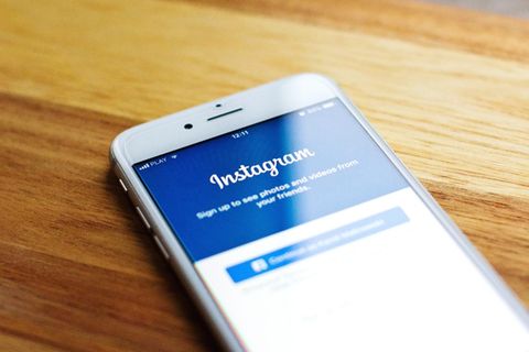 Instagram konnte sich im 2019er Ranking neu in den Top 10 platzieren und das gleich auf dem zweiten Rang. Dazu dürften insbesondere die Stories beitragen. Die automatisch gelöschten Kurzvideos sind für viele junge Nutzer ein tägliches Kommunikationsmittel mit Freunden und Bekannten. Die Social-Media-Plattform erzielte im Word-of-Mouth-Ranking 75 Punkte. Facebook ist dank Instagram und WhatsApp mit zwei Marken in den Top Ten vertreten, hat es selbst aber nicht in die Spitzengruppe geschafft.