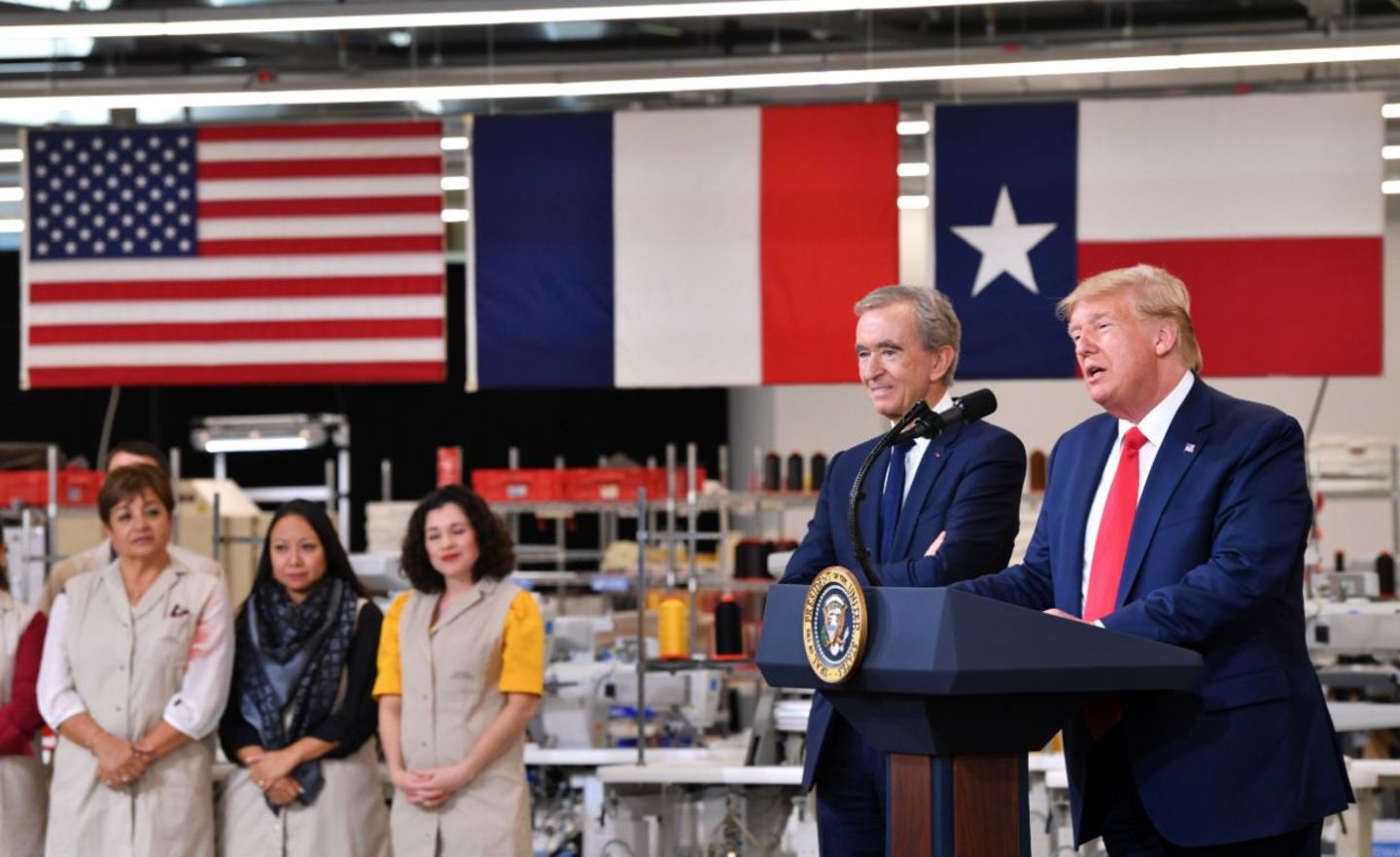 Das war die Welt noch in Ordnung: Im Oktober eröffneten LVMH-Chef Arnault (l.) und US-Präsident Trump ein Werk des Luxusgüterkonzerns in Texas