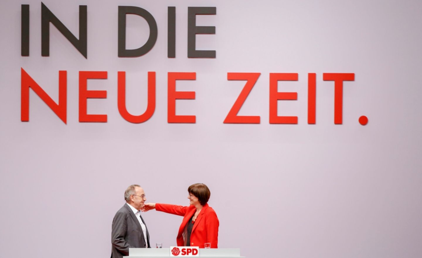 Norbert Walter-Borjans und Saskia Eskens auf dem SPD-Parteitag in Berlin