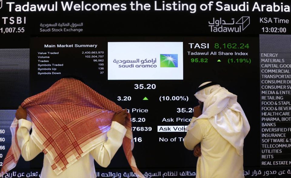 Der Ölkonzern Saudi Aramco löst Alibaba an der Spitze des Rankings ab: 25,6 Mrd. Dollar sammelten die Saudis bei ihrem Börsendbüt ein. Mit einem Börsenwert von 1,88 Billionen Dollar ist der Ölriese nun auch das wertvollste Unternehmen der Welt. Diesen Titel hielt bislang Apple.