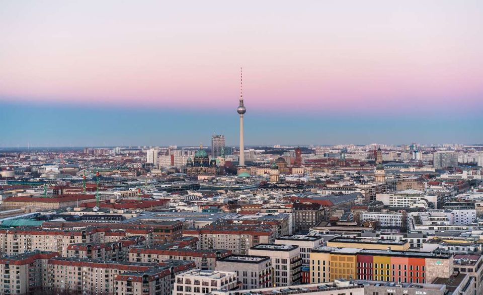 Deutschland war im ersten Halbjahr 2019 der drittgrößte Markt für Start-ups. Das Investitionsvolumen wuchs allerdings vergleichsweise leicht um sieben Prozent auf 2,7 Milliarden Euro. Zwei Milliarden Euro entfielen den Angaben zufolge auf die Hauptstadt. Am meisten Geld gab es demnach mit 428 Millionen Euro für die Berliner Reiseplattform GetYourGuide. „Die aktuelle Konjunkturflaute scheint dem Risikokapitalmarkt kaum etwas anhaben zu können – zumindest hält der Aufwärtstrend im laufenden zweiten Halbjahr in Deutschland an“, teilte EY mit. So seien im dritten Quartal hierzulande 2,2 Milliarden Euro an Jungunternehmen geflossen, mehr als doppelt so viel wie im Vorjahreszeitraum (965 Millionen Euro). Damit sei in den ersten drei Quartalen 2019 bereits das Niveau des gesamten Vorjahres erreicht worden.