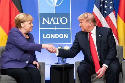 Bundeskanzlerin Merkel und US-Präsident Trump gaben sich beim Nato-Gipfel die Hand. Merkels Lächeln wirkt etwas gequält