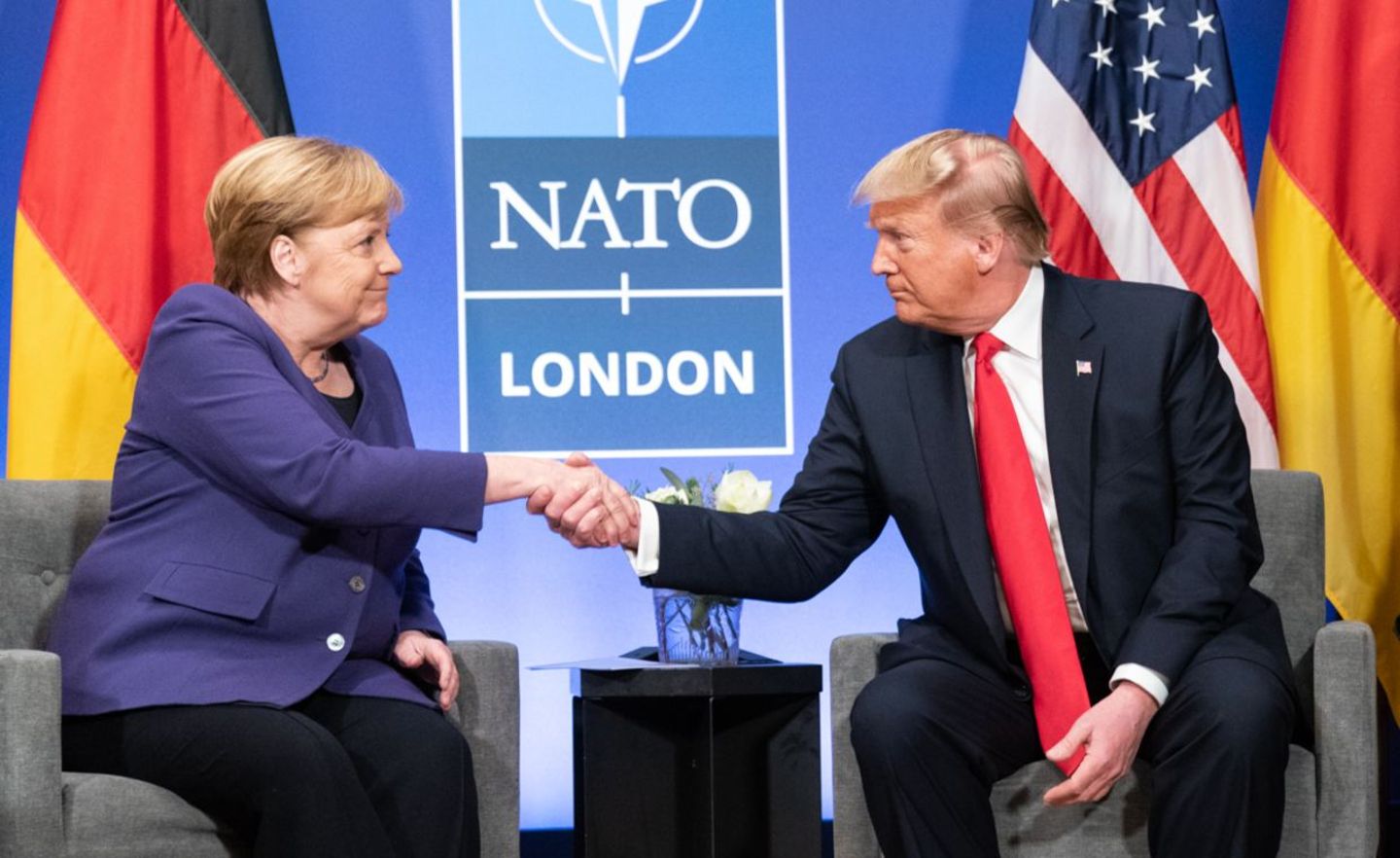 Bundeskanzlerin Merkel und US-Präsident Trump gaben sich beim Nato-Gipfel die Hand. Merkels Lächeln wirkt etwas gequält