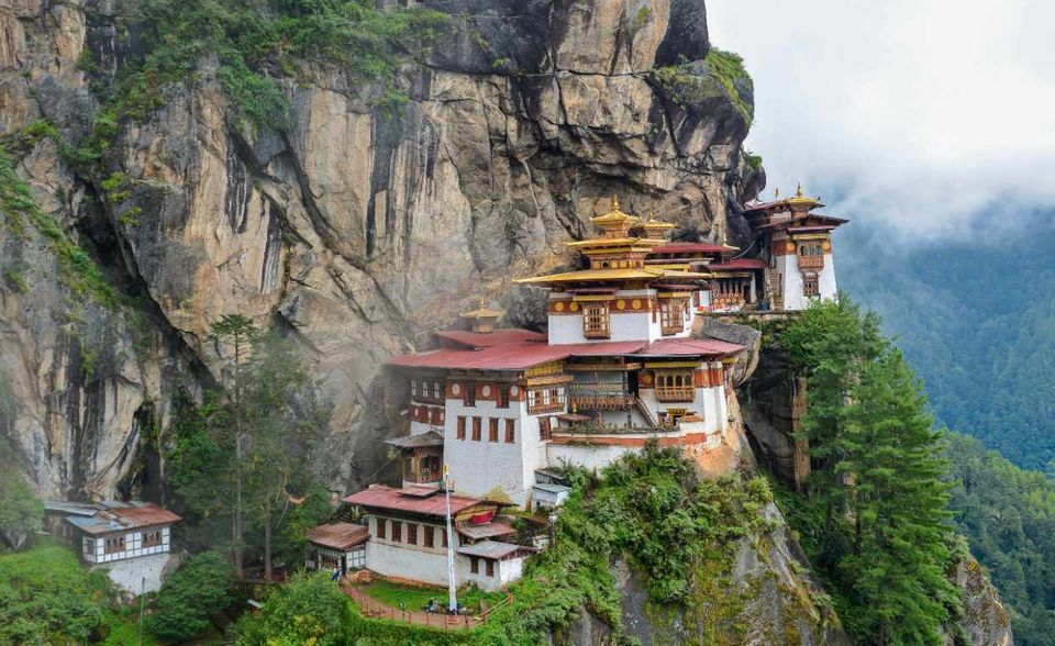Bhutan ist nach Ansicht des „Lonely Planet“ das schönste Reiseziel 2020. Die Experten schwärmen von Bhutan als einem „winzigen Stück Paradies im Himalaya“. Das verlangt allerdings einen stolzen Eintrittspreis. Touristen müssen pro Tag einige hundert US-Dollar an Gebühren entrichten. Reisen dürfen zudem nur über eines der registrierten Tourismusunternehmen des Landes organisiert werden. Der Aufwand lohnt sich laut „Lonely Planet“. Denn Besucher erwarte in Bhutan „das letzte große Königreich im Himalaya, umhüllt von Geheimnissen und Magie, wo eine traditionelle buddhistische Kultur behutsam globale Entwicklungen aufgreift“.
