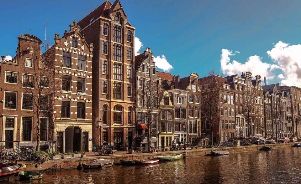 Amsterdam kann wirklich nicht noch mehr Touristen gebrauchen. Der „Lonely Planet“ empfiehlt Besuchern denn auch, die niederländische Metropole 2020 mal zu verlassen – etwa zu Festveranstaltungen aus Anlass des 75. Jahrestags des Endes des Zweiten Weltkriegs. Außerdem findet der Eurovision Song Contest 2020 in Rotterdam statt.
