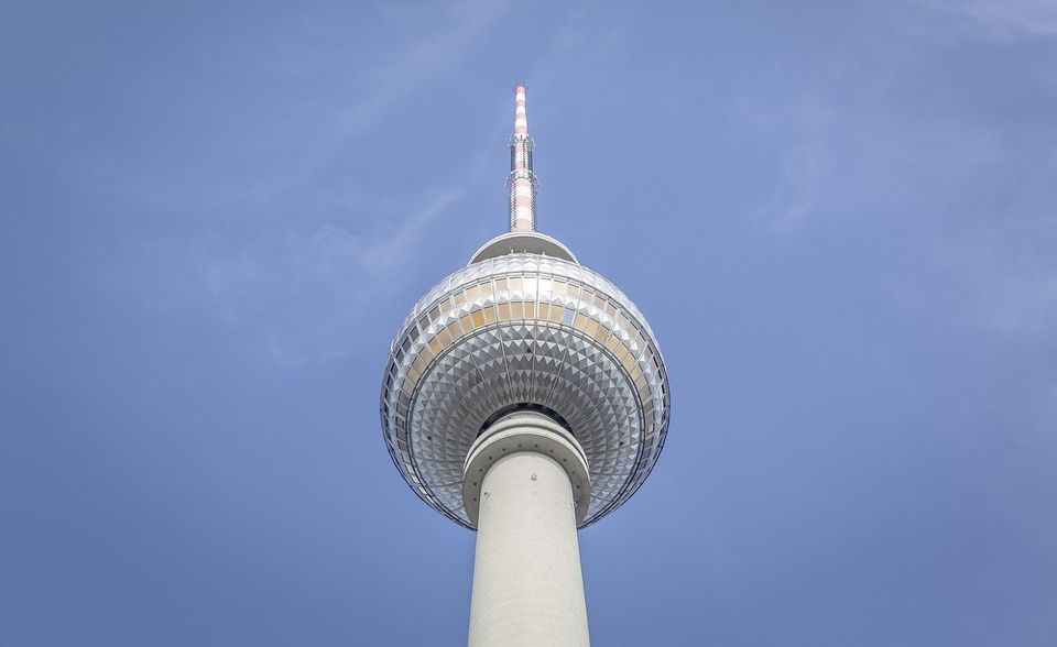 Deutschland setzte 2017 pro Kopf 11,3 Tonnen an Treibhausgasen frei (plus 0,1 Tonnen). Im Jahr 2000 hatte der Wert noch bei 13,0 Tonnen gelegen. Deutschland ist in der EU mit Abstand der größte Verursacher von CO2. 2018 stammten 21,8 Prozent des Kohlendioxids aus fossilen Brennstoffen laut EU-Kommission aus Deutschland. Auf den Plätzen folgten das Vereinigte Königreich (10,8 Prozent) und Italien (zehn Prozent).