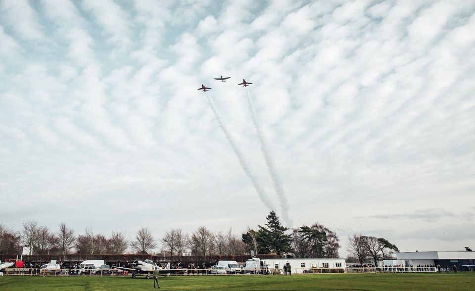 Mit einer Show ähnlich berühmter Flugzeuge wurde die Spitfire in der Boultbee Flight Academy im Goodwood Aerodrome willkommen geheißen.