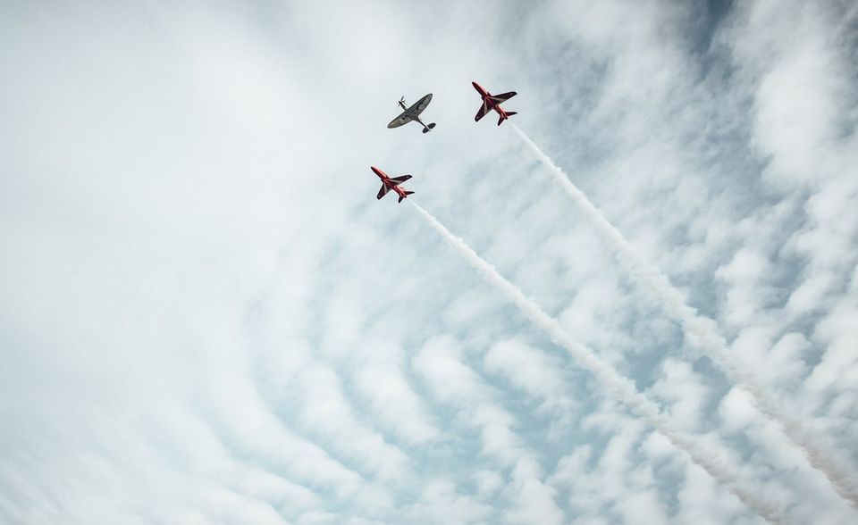 Mit einer Show ähnlich berühmter Flugzeuge wurde die Spitfire in der Boultbee Flight Academy im Goodwood Aerodrome willkommen geheißen.