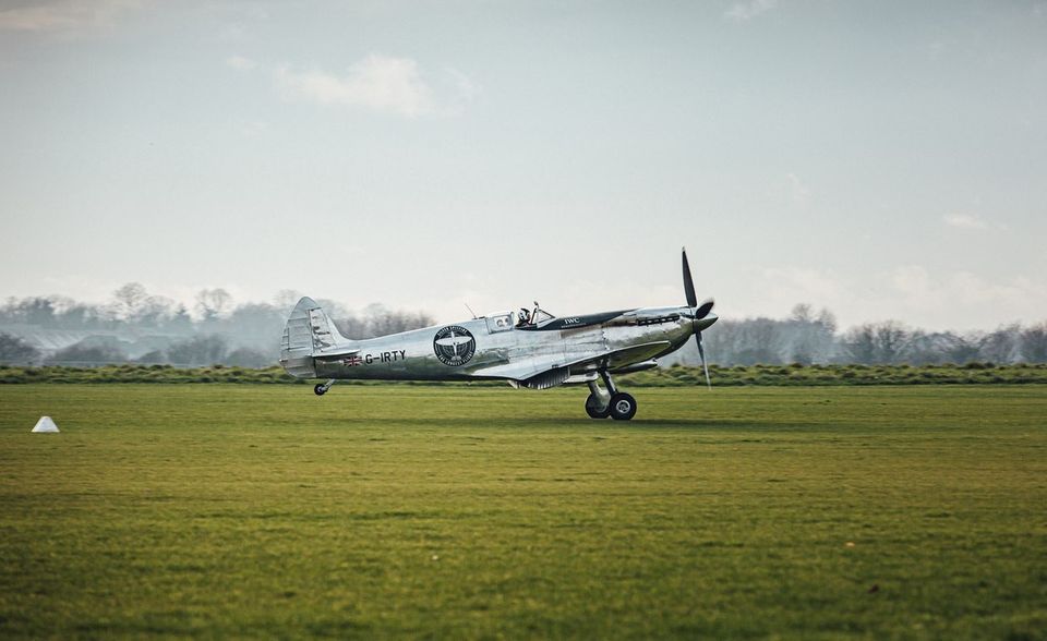 Die ikonische Form der Maschine und ihr laut fauchender V12-Motor von Rolls-Royce Merlin machten die Spitfire zu einem gern gesehenen Gast auf ihrer Weltreise.
