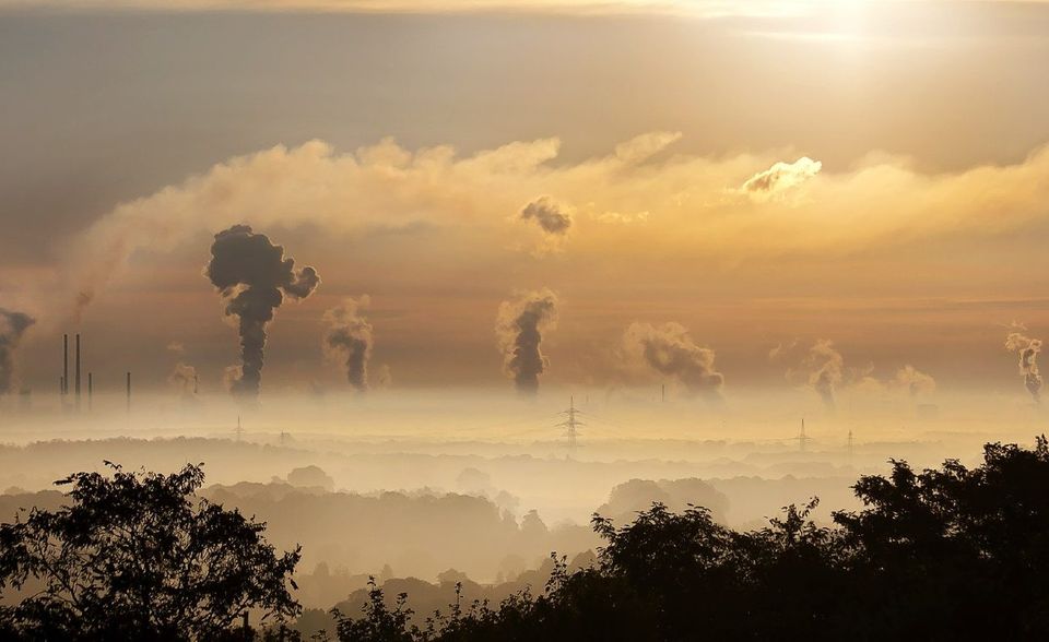 Fangen wir mit Deutschland an, um die Ergebnisse der folgenden Staaten in Relation zu setzen. Die Bundesrepublik kam 2018 laut dem Klimabericht der Europäischen Kommission auf 9,1 Tonnen CO2 pro Kopf. Es geht sehr viel schlimmer. In den USA waren es über 16,1 Tonnen. Die Vereinigten Arabischen Emirate setzten 18,6 Tonnen je Einwohner frei. Beim internationalen Spitzenreiter Palau waren es gar 58,0 Tonnen. Andere Industrienationen können jedoch eine sehr viel bessere CO2-Bilanz vorweisen als Deutschland. Die Bundesrepublik war laut EU-Kommission 2018 für rund zwei Prozent der globalen Emissionen verantwortlich, konnte aber innerhalb der Europäischen Union auch den größten Rückgang (4,5 Prozent) vorweisen.